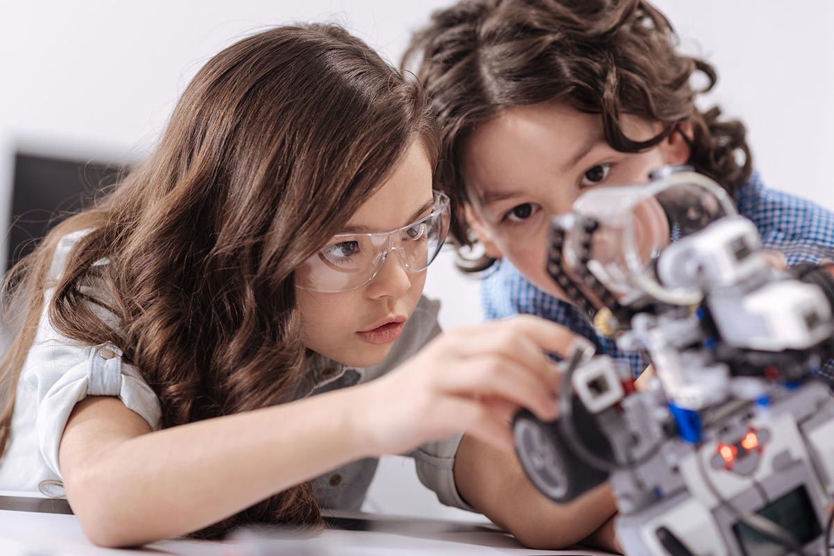 ABB colabora con la Fundación Junior Achievement para acercar las STEM a más de 43.800 alumnas de toda España