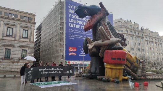 La sociedad civil se planta ante los combustibles fósiles instalando un dinosaurio a las puertas del Congreso de los Diputados