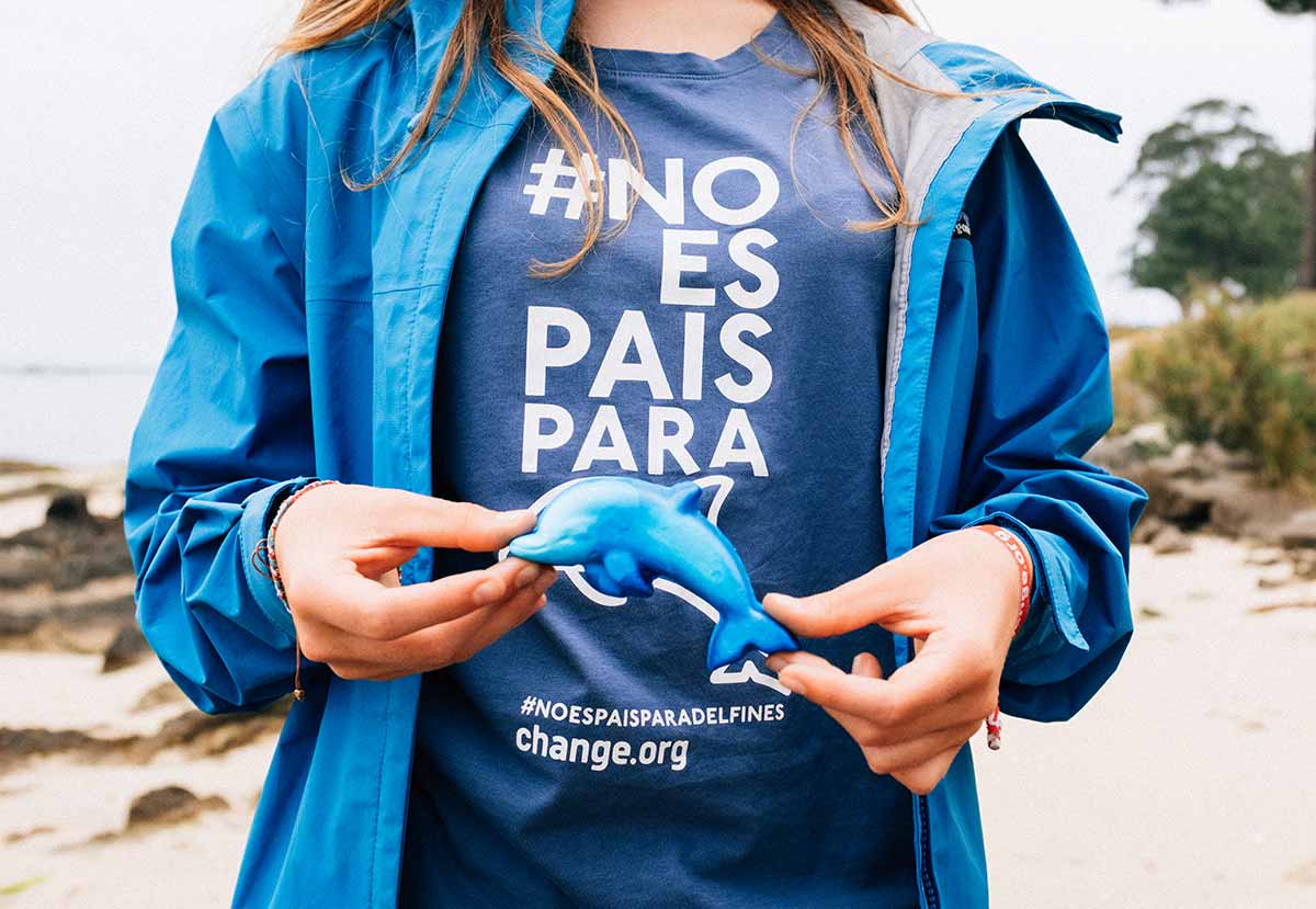 LUSH se une a Olivia Mandle para prohibir los delfinarios en España en su campaña #noespaisparadelfines