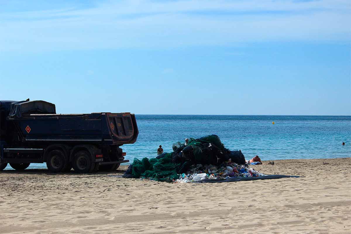 Gravity Wave vierte un camión lleno de residuos plásticos en la playa de Alicante para reivindicar el cuidado de los océanos